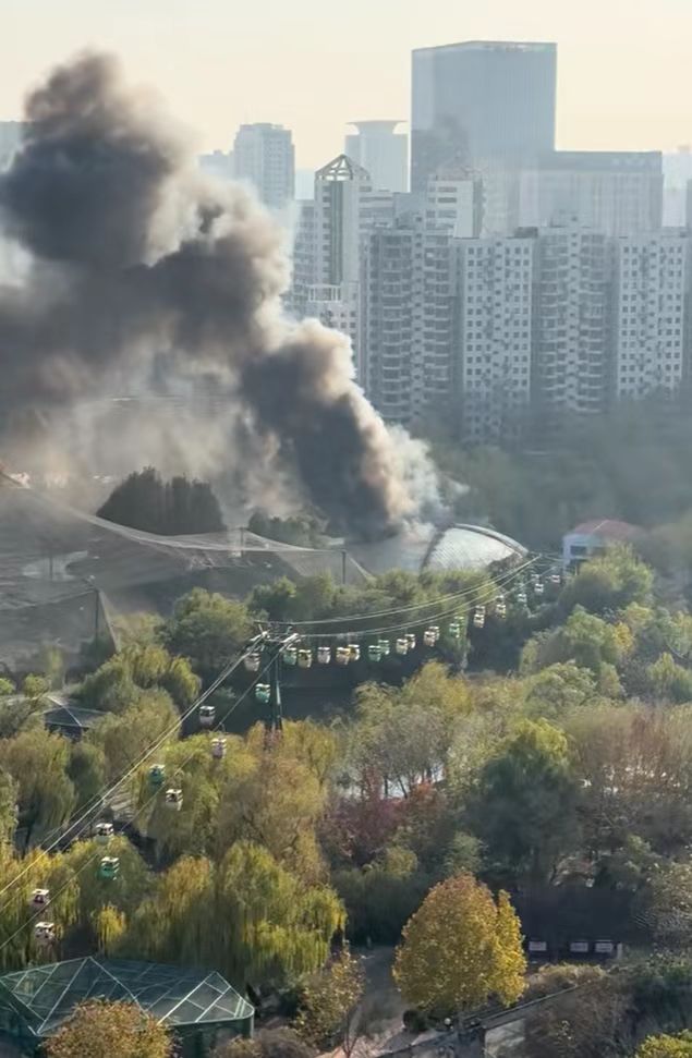 火无伤亡施工用火不慎引燃屋顶开元棋牌郑州